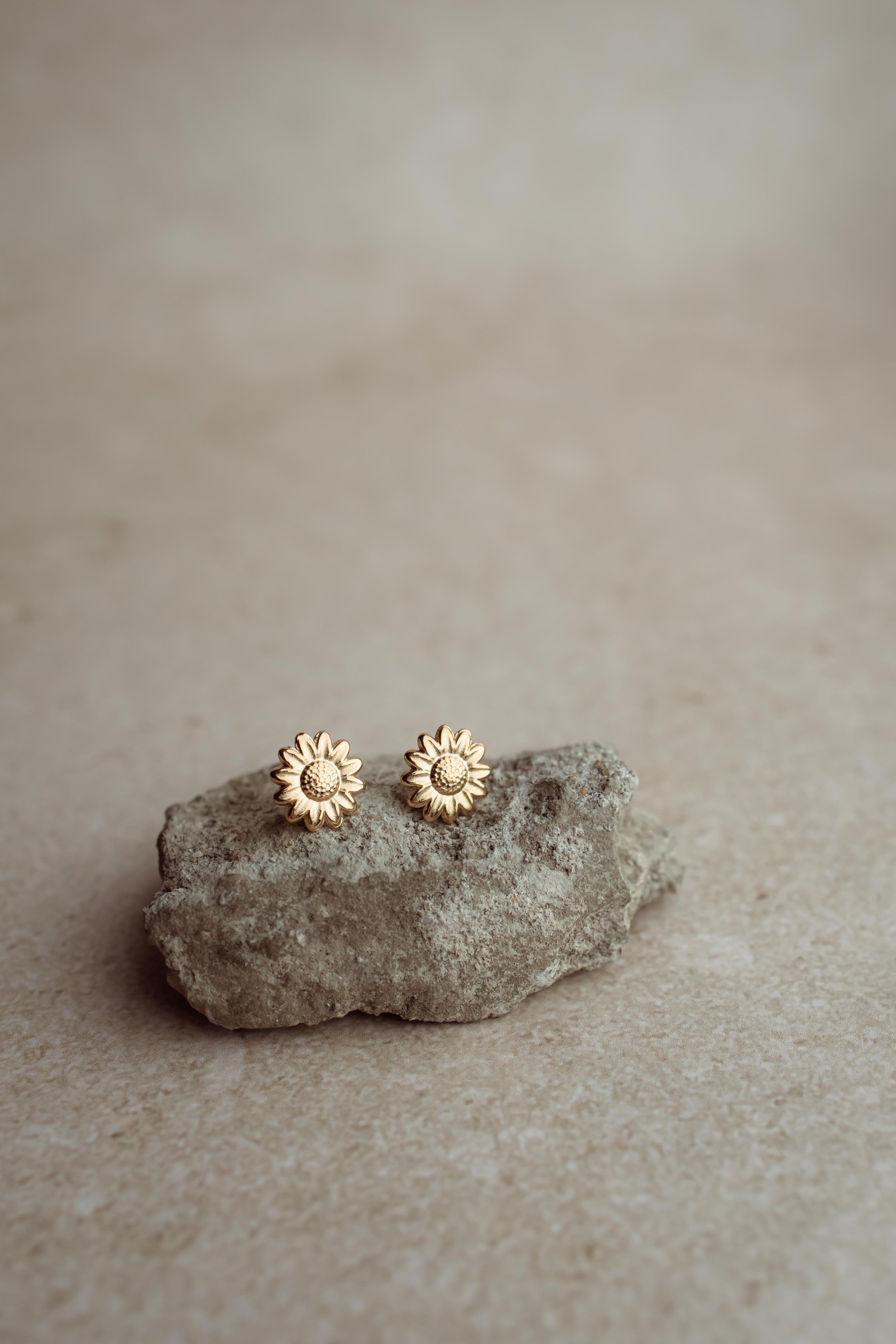 Stainless steel oorbel zonnebloem uit de PURE // ONE collectie van Pure Black Styling