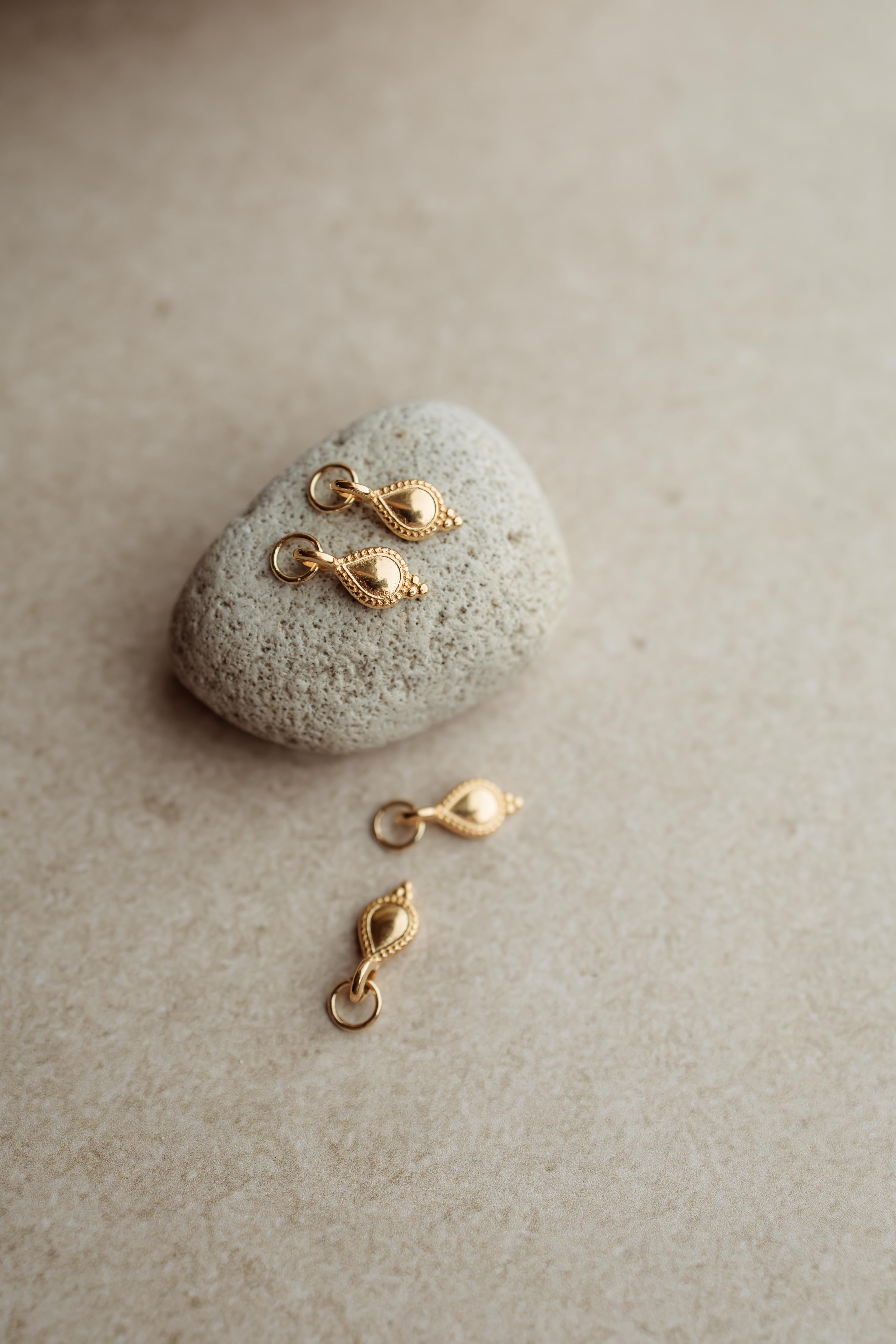 Gouden bedeltjes in de vorm van een druppel. Mix en match je eigen oorbellen. Kan aan oorringen of creolen.
