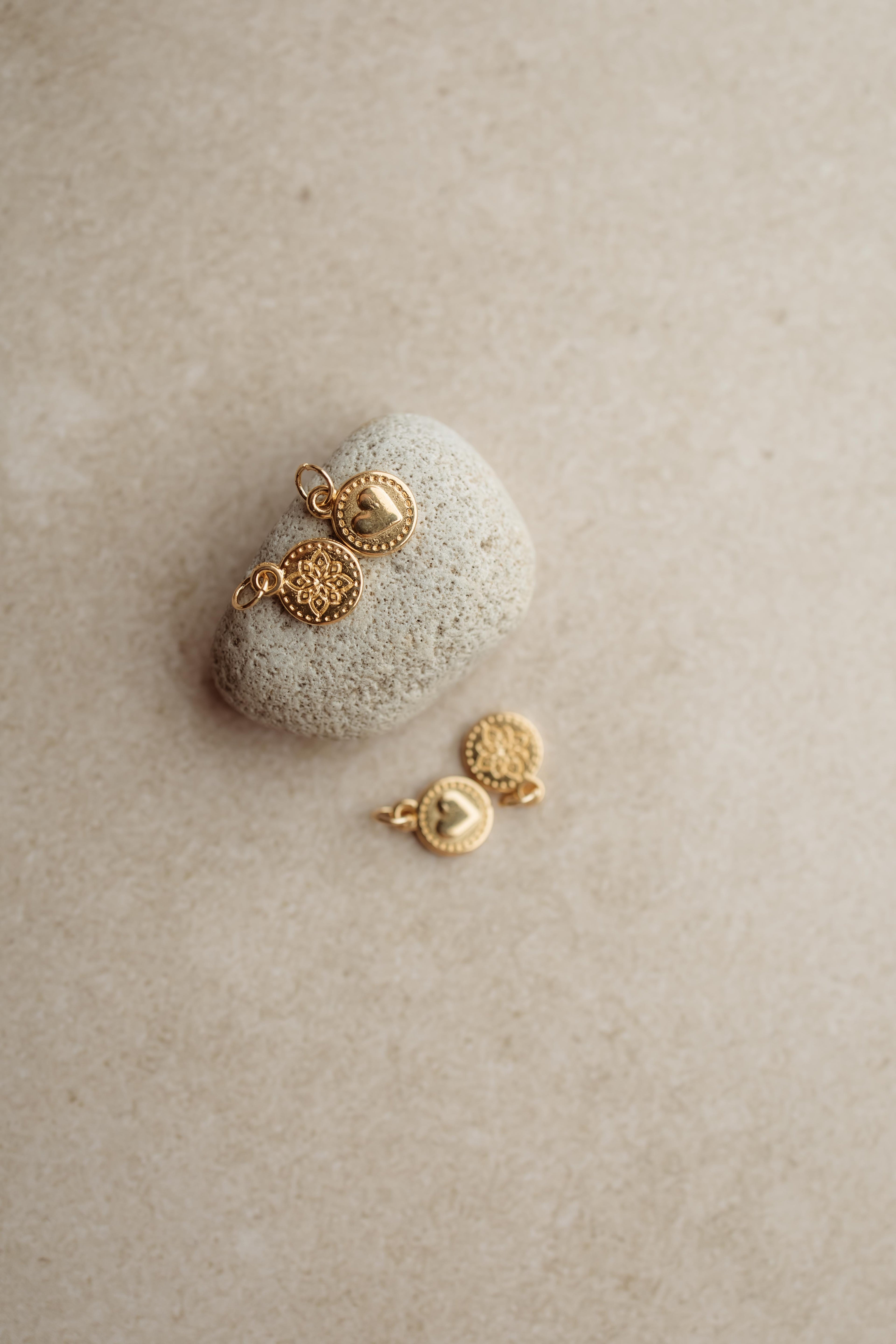 Gouden bedeltje van stainless steel die je kan combineren met de creolen of oorringen van Pure Black Styling.