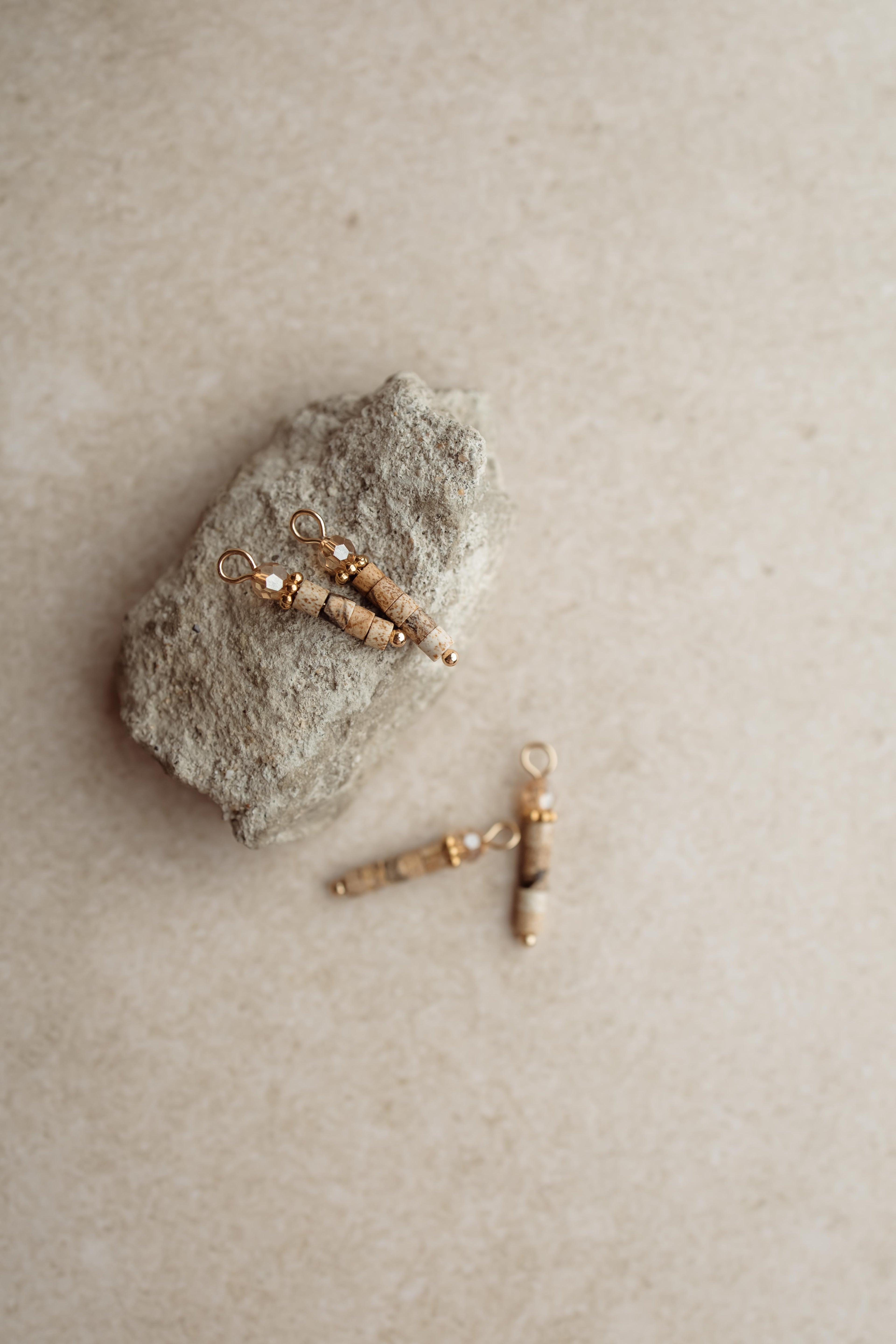 Gouden bedeltjes voor de mix en match collectie. Bedeltjes zijn natuursteen gecombineerd met gouden details.