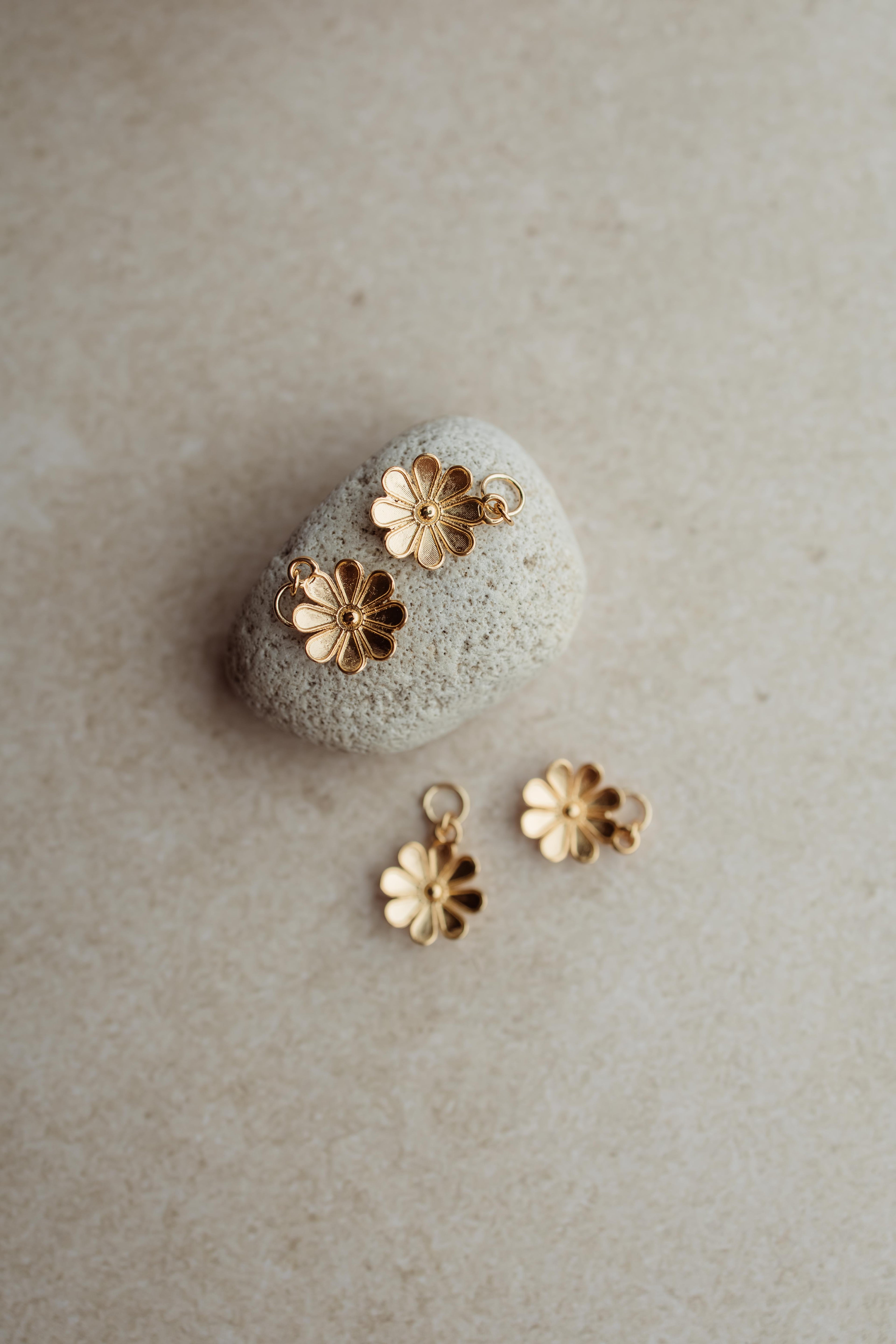 Combineer de gouden bedel met bloemetje met de andere oorbellen van Pure Black Styling.