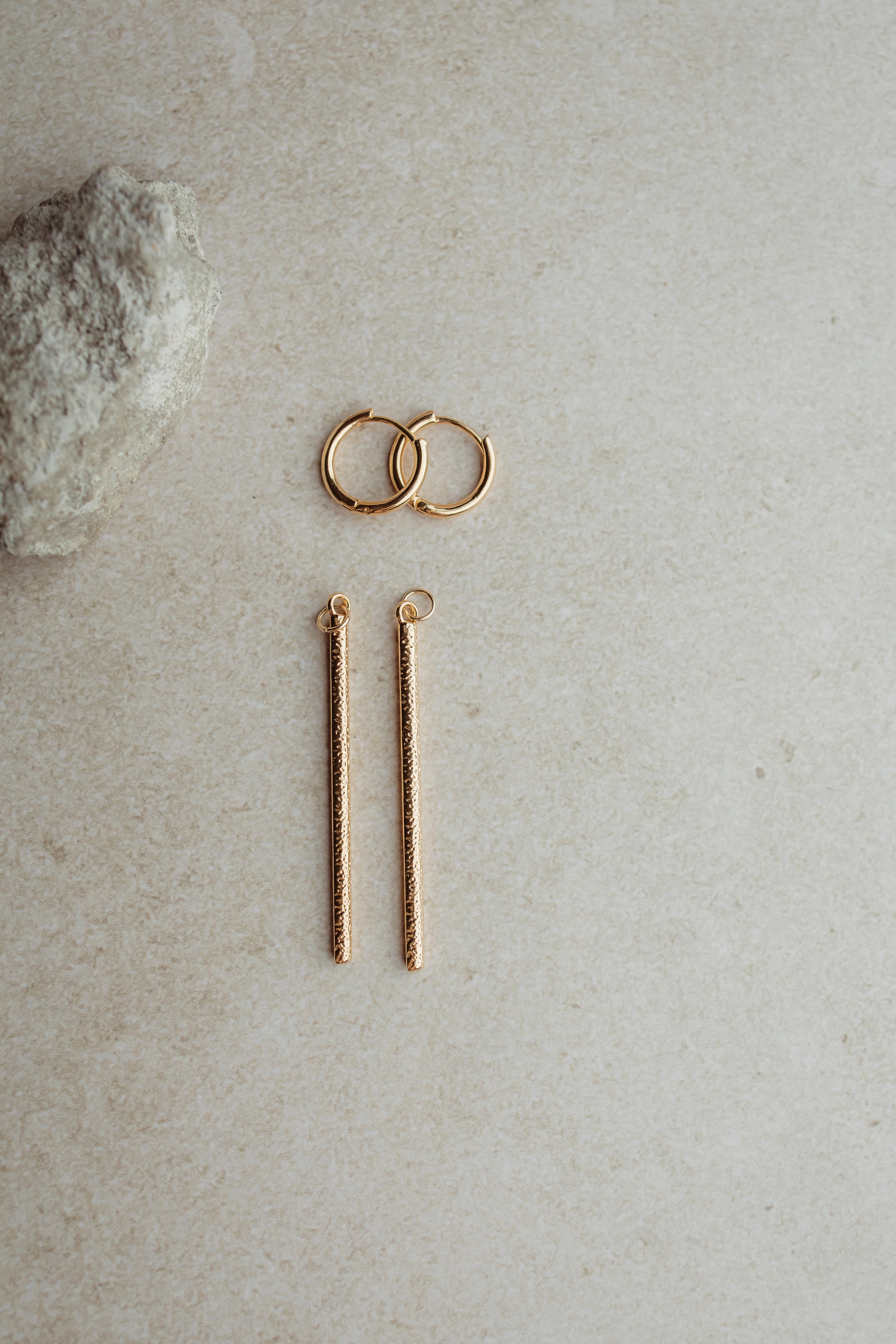 Minimalistische bedel in goudkleur, mix & match collectie – Pure Black Styling