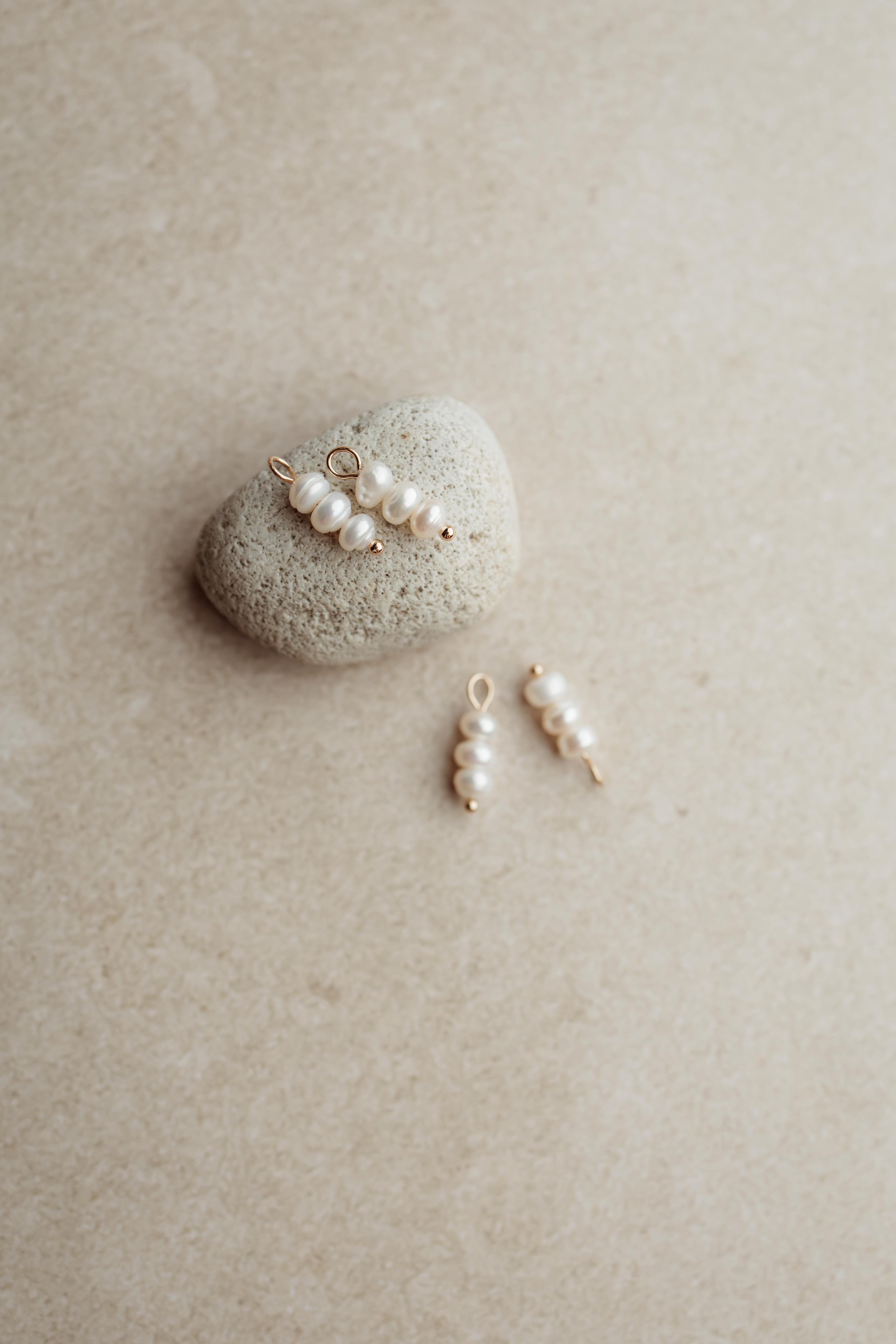 Elegant en klassiek! Het bedeltje met parels. Combineer los aan een oorbel of in combinatie met andere gouden bedeltjes.