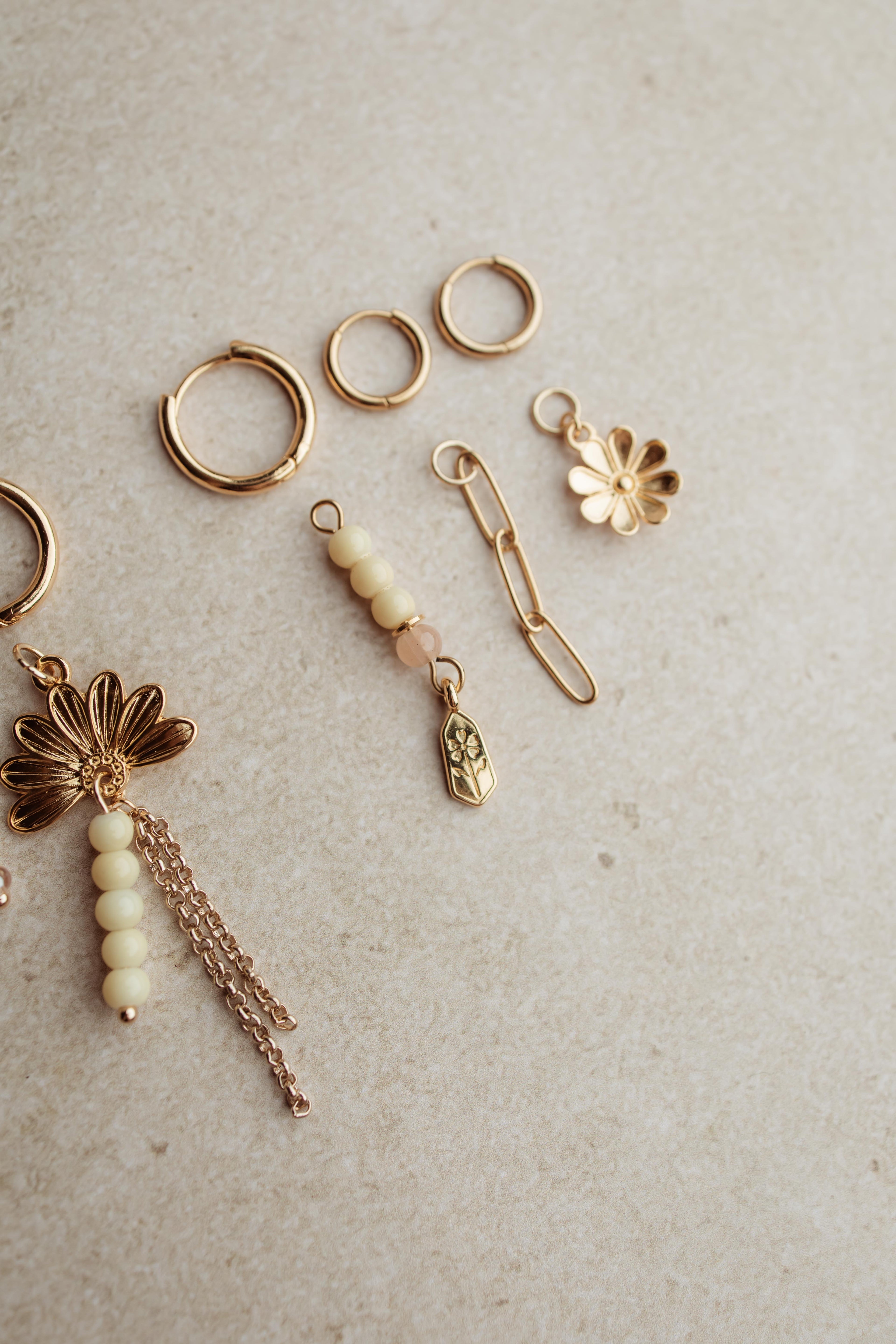 Oorringen met bedel, moderne sieradenstijl van Pure Black Styling