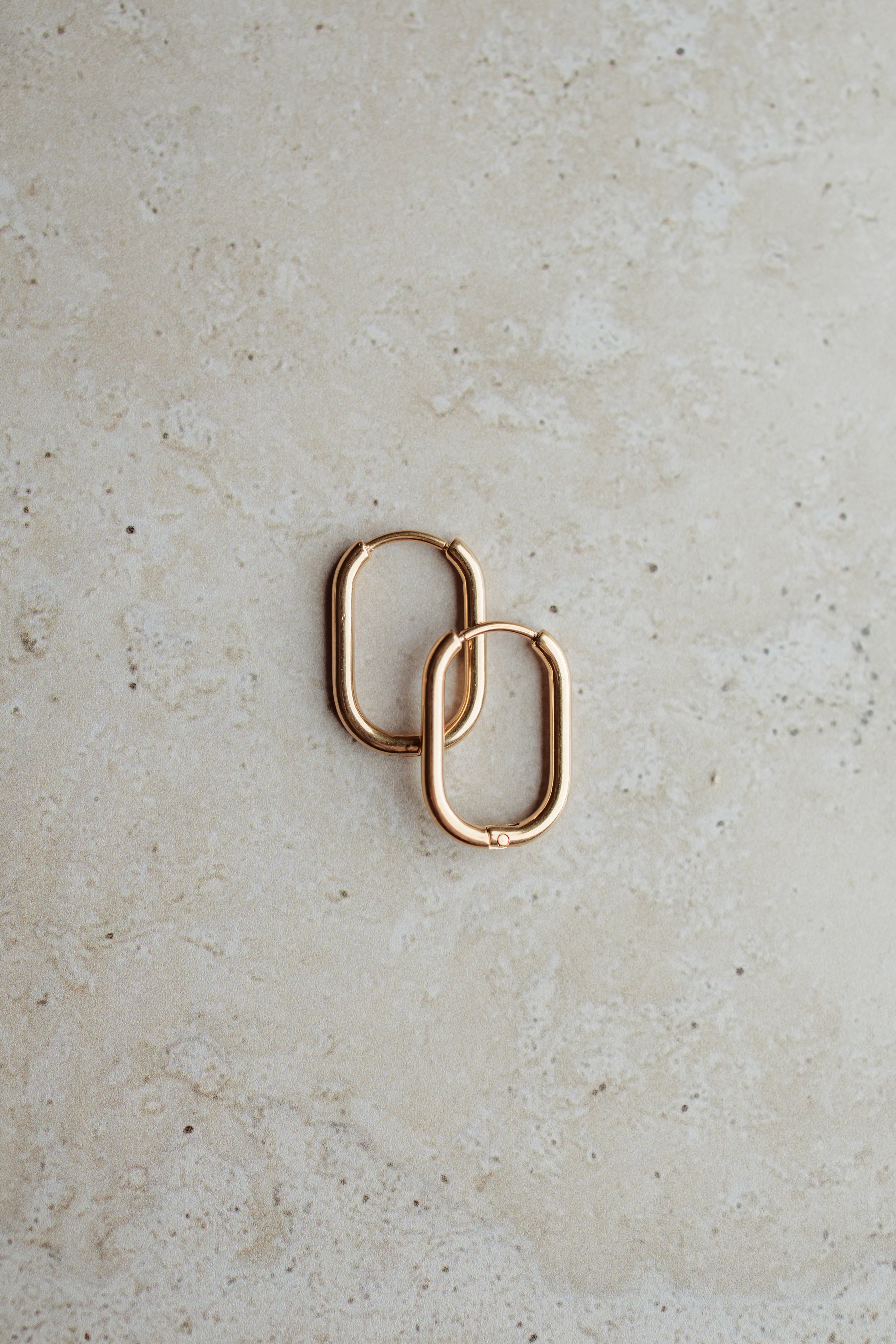 Rechthoekige oorring, minimalistisch design – Pure Black Styling