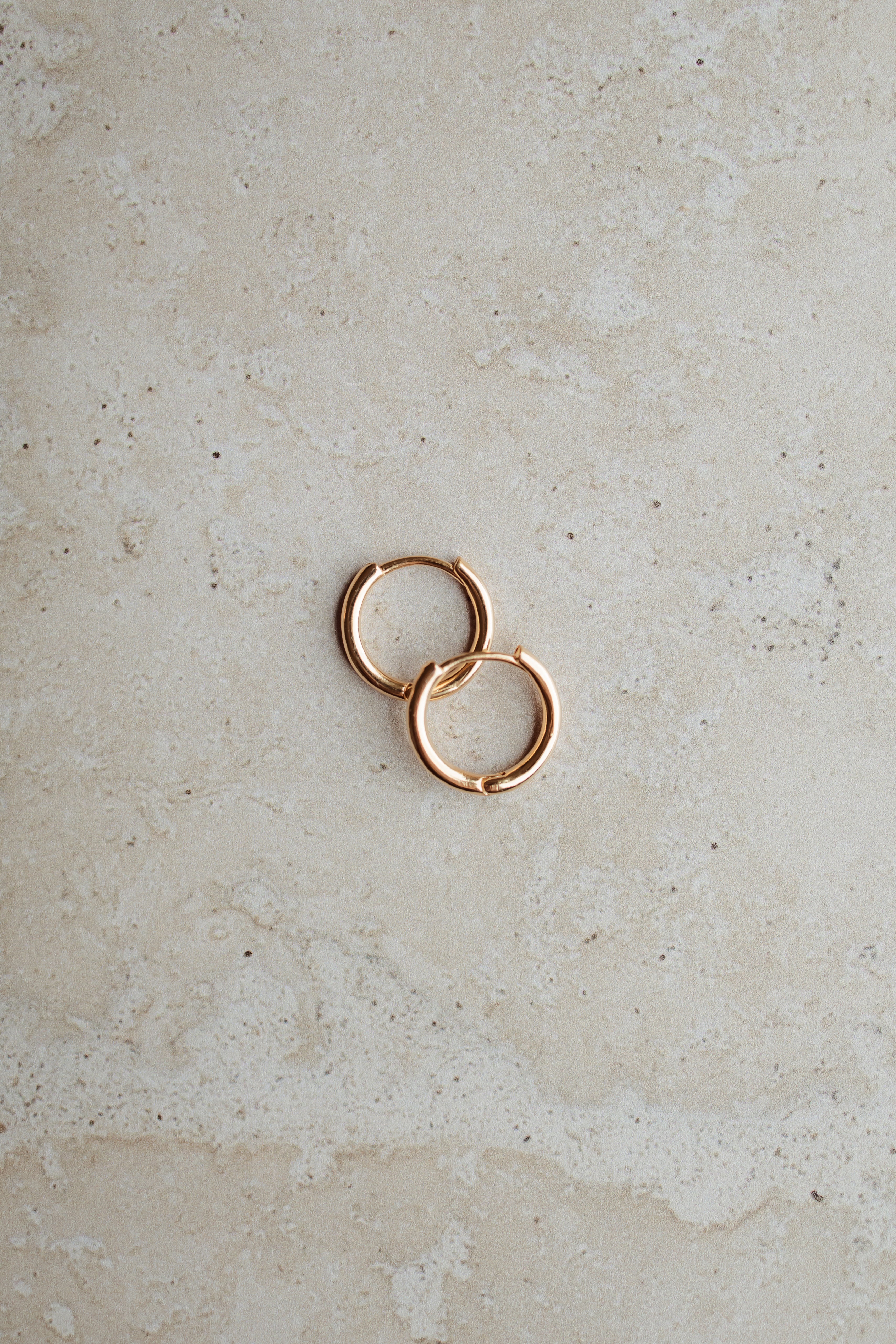 Kleine ronde oorring, minimalistisch design – Pure Black Styling