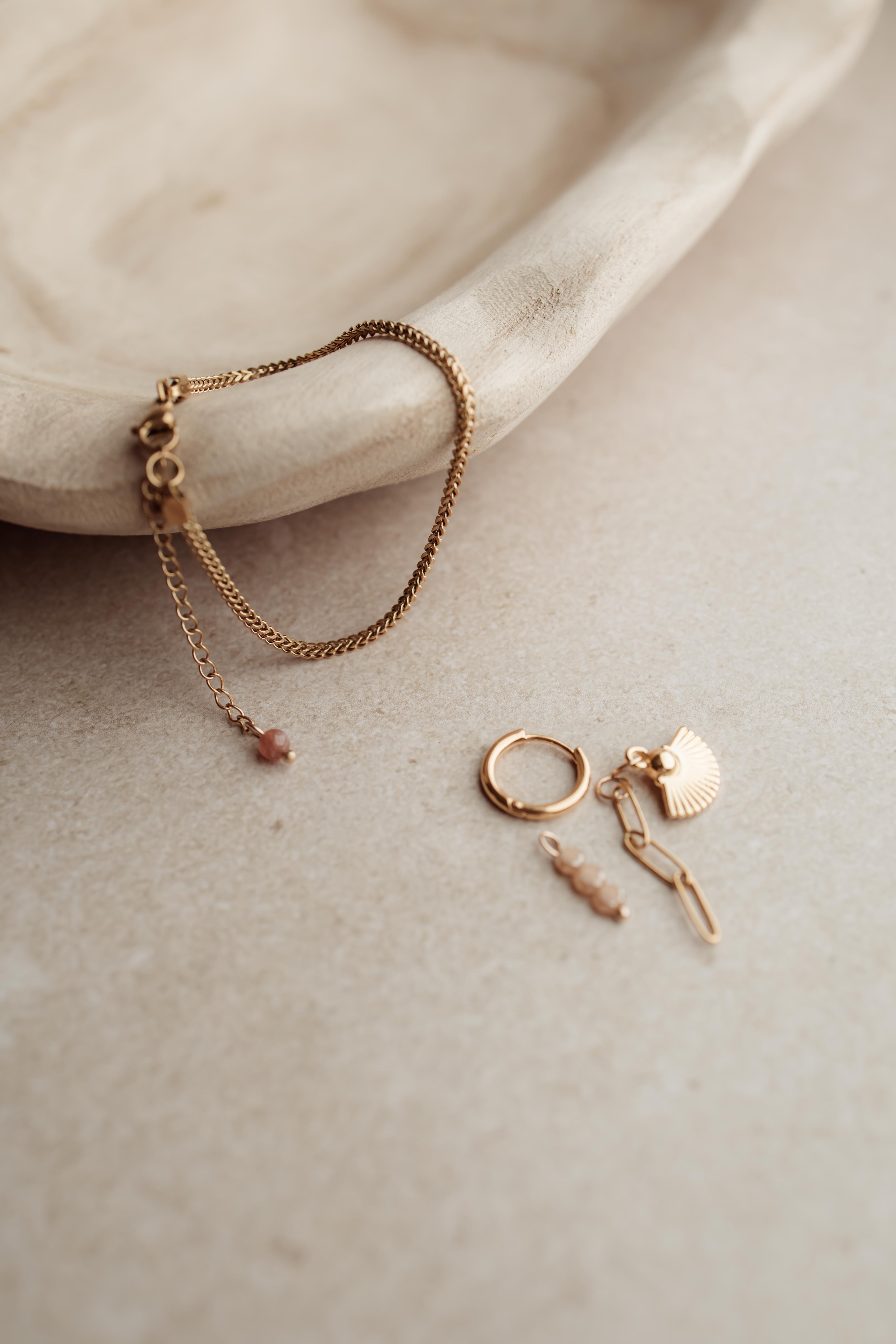 Gouden armband uit de PURE // ONE collectie, tijdloze stijl van Pure Black Styling. 