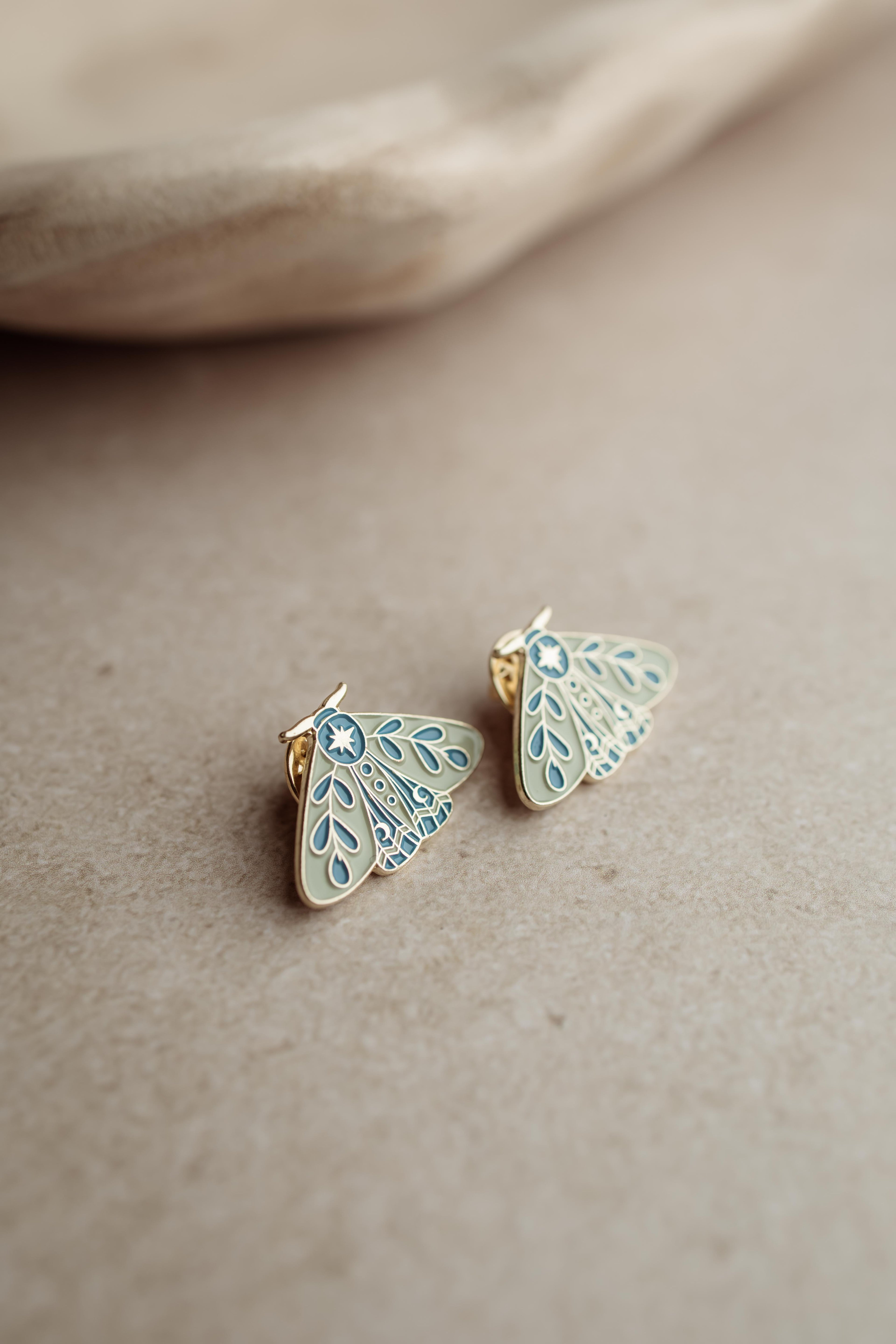 Pin fly blue