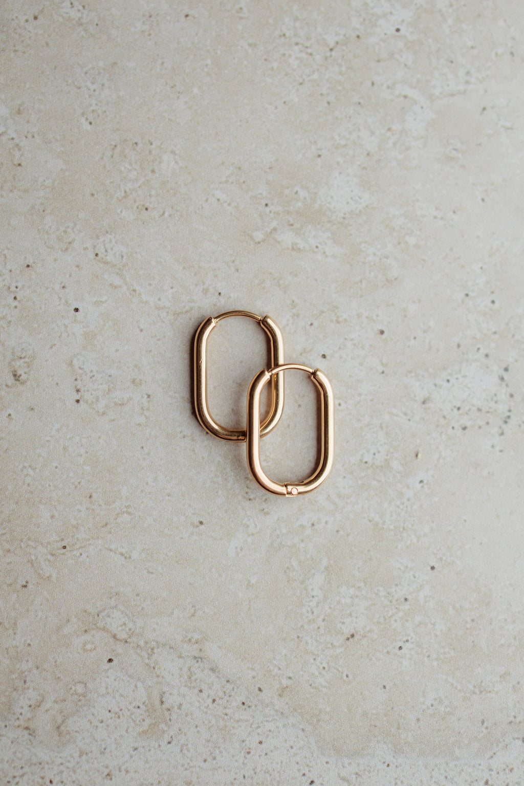 Rechthoekige oorring, minimalistisch design – Pure Black Styling