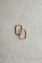 Rechthoekige oorring, minimalistisch design – Pure Black Styling