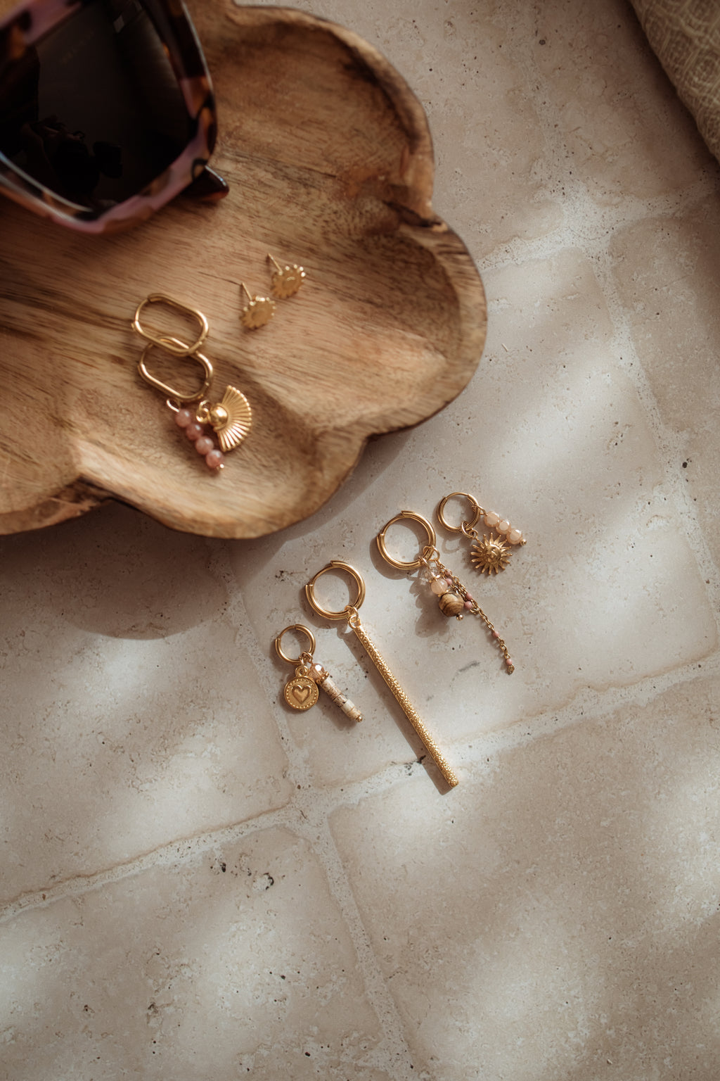 Minimalistische bedels in goudkleur, mix & match collectie – Pure Black Styling