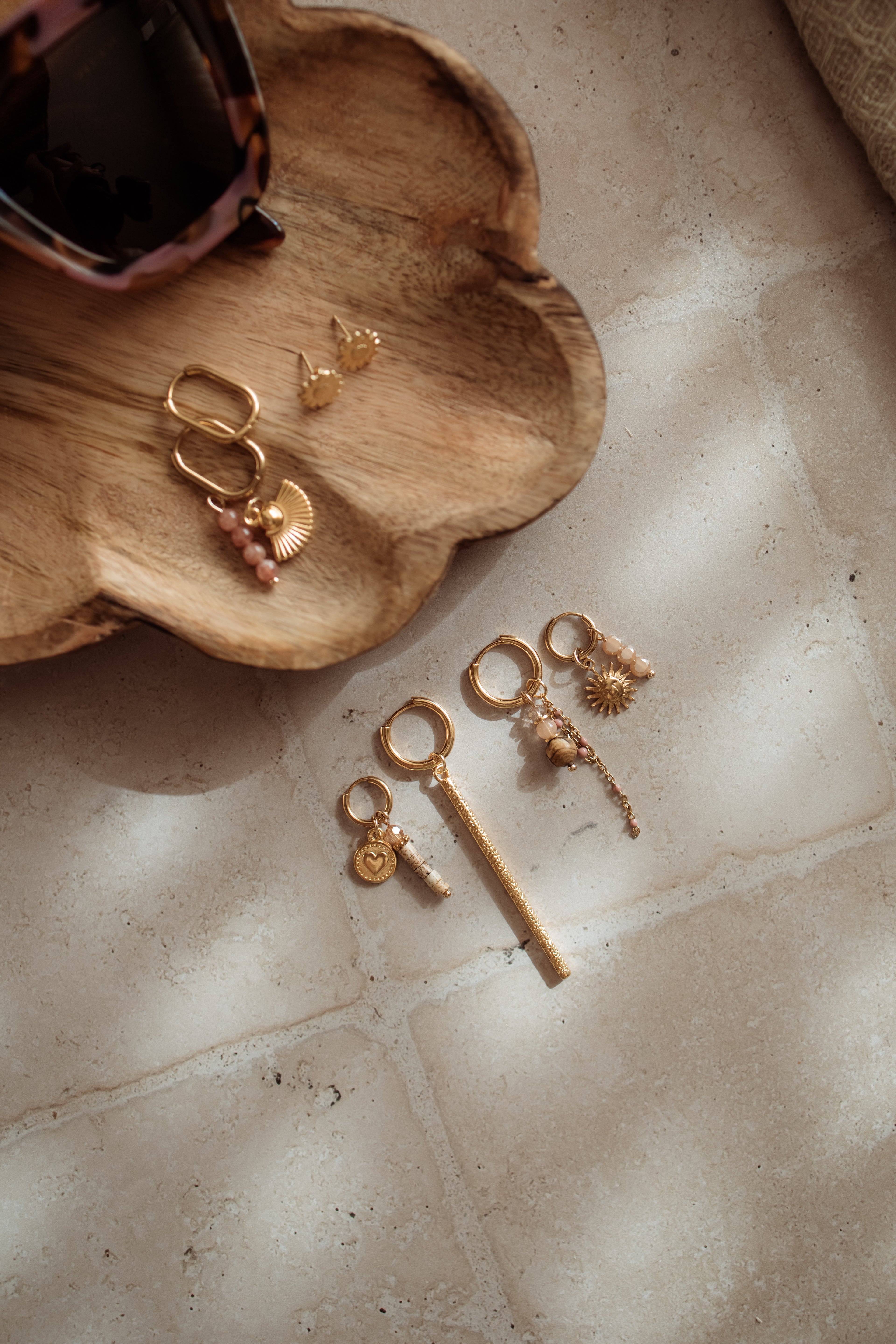 Minimalistische bedels in goudkleur, mix & match collectie – Pure Black Styling