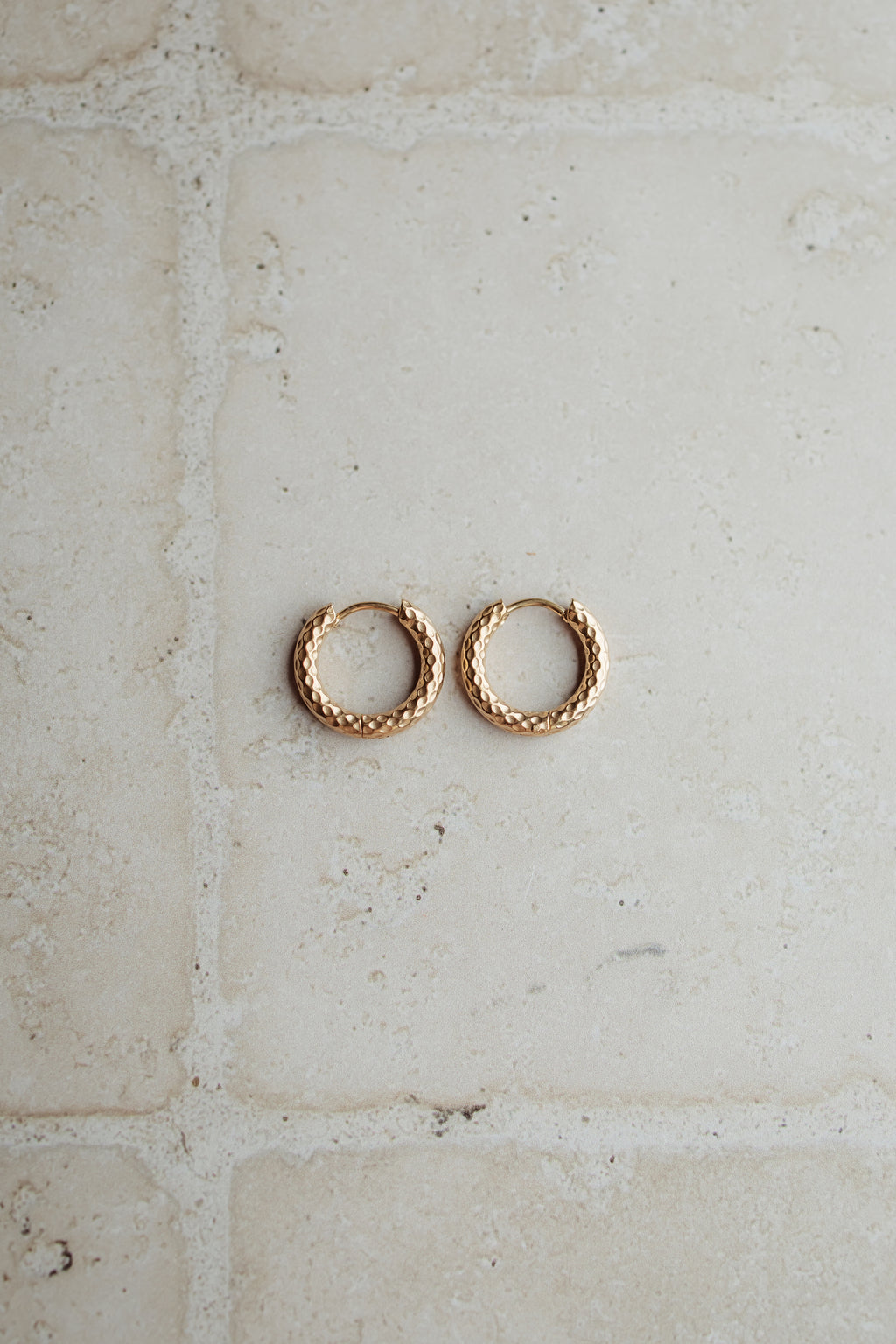 Earring bold gold 17mm