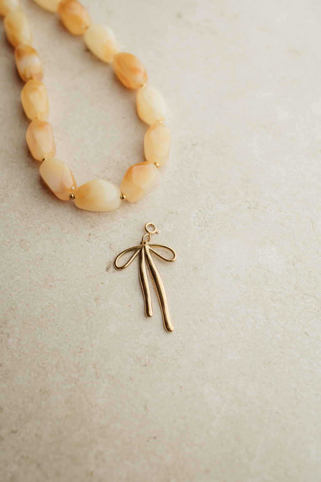 Necklace bold stone butteryellow